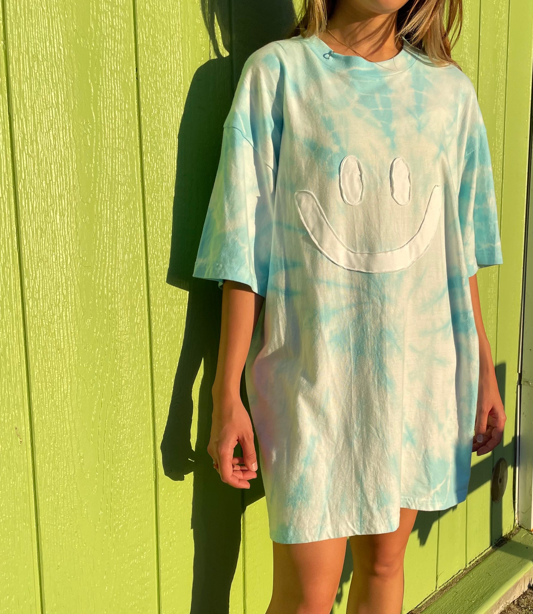 1/1 BLUE DYED SMILEY TEE