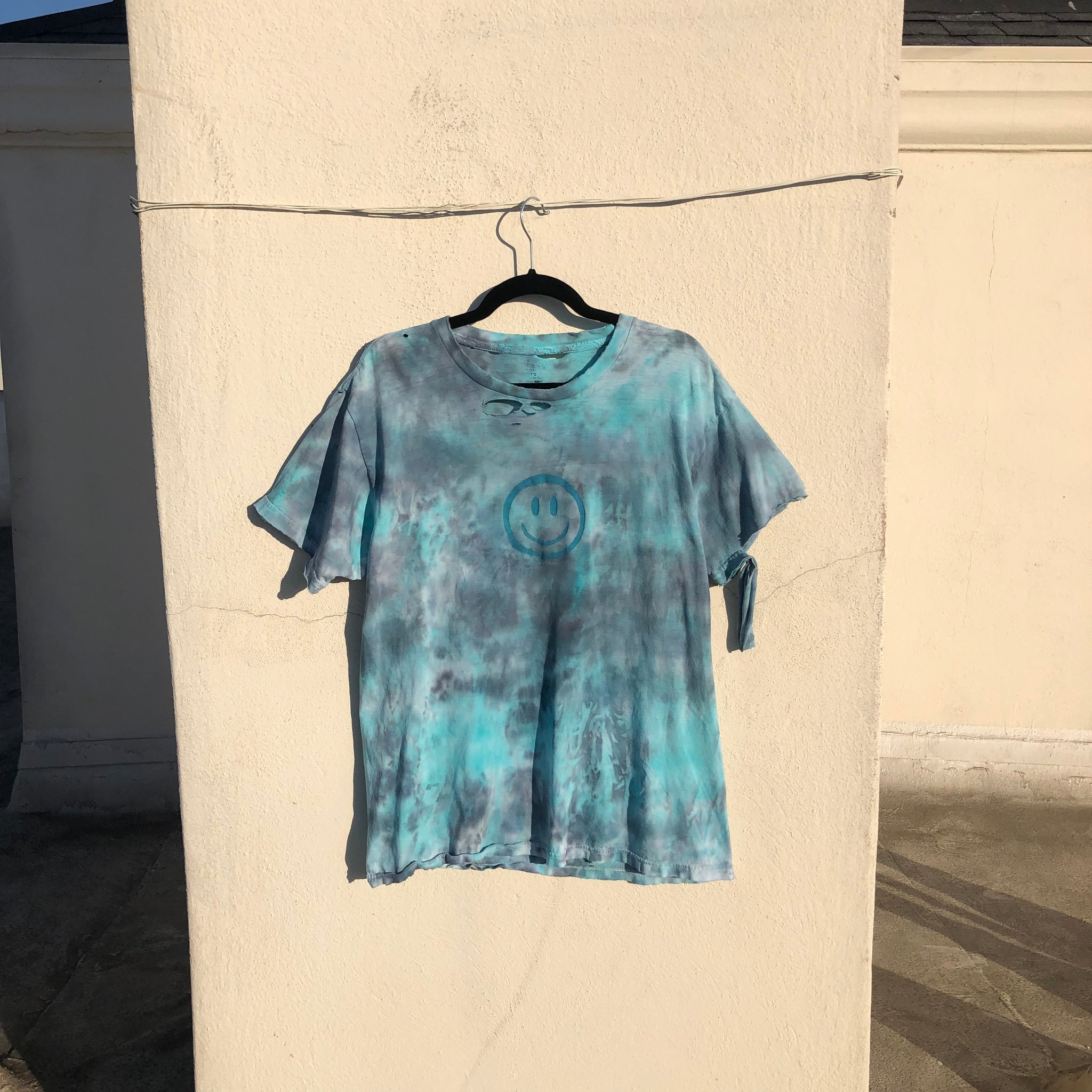 1/1 DISTRESSED DYED SMILEY TEE