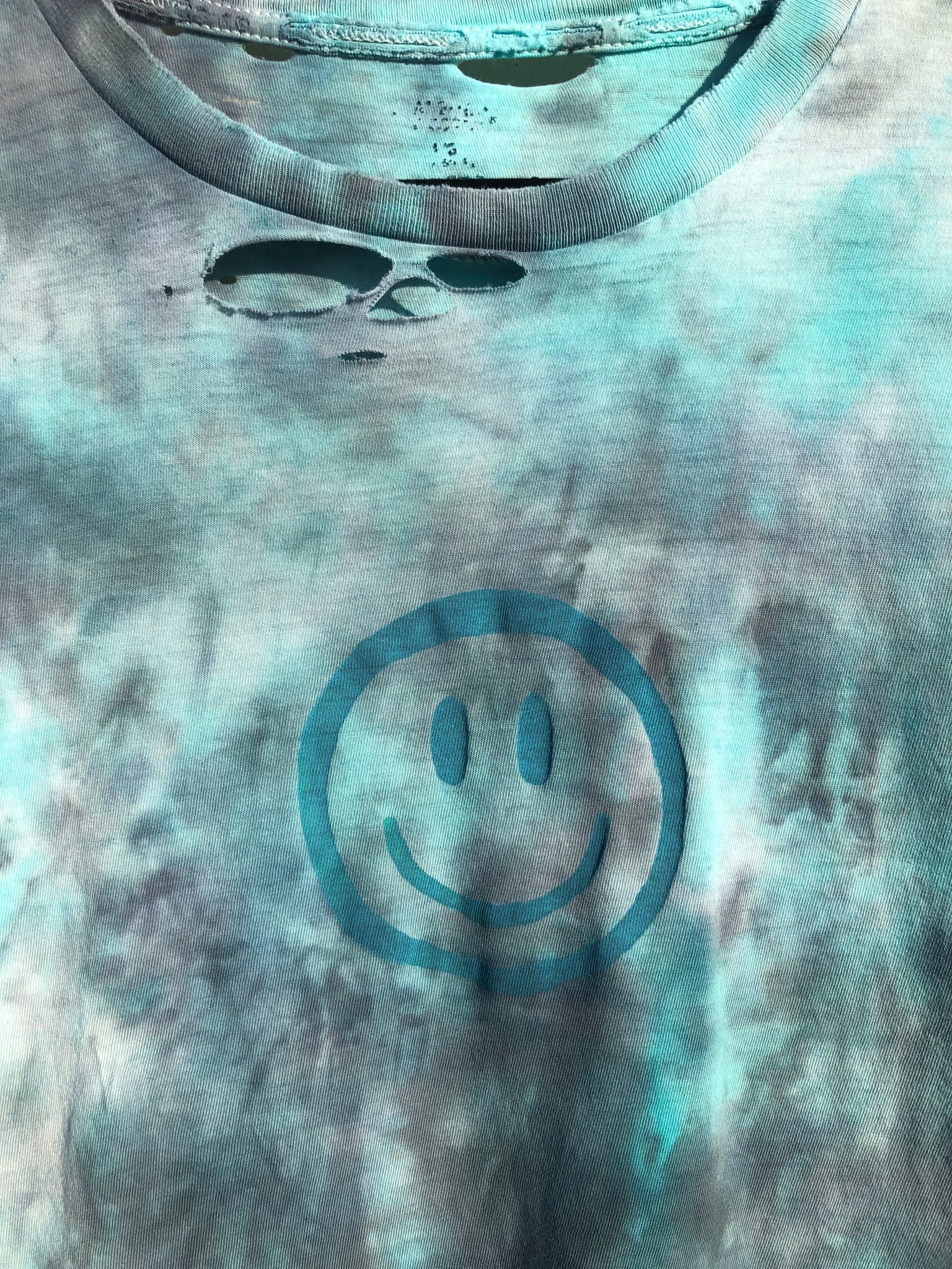 1/1 DISTRESSED DYED SMILEY TEE